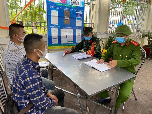Lực lượng liên ngành Chốt số 3 làm việc với Trần Văn Cường và Phan Văn Kiên