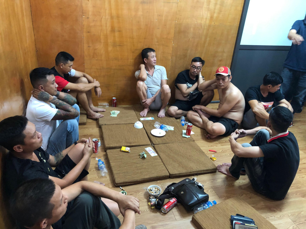 Các đối tượng và tang vật được cơ quan QQ8894 casino trực tuyến phát hiện,lập biên bản tại hiện trường