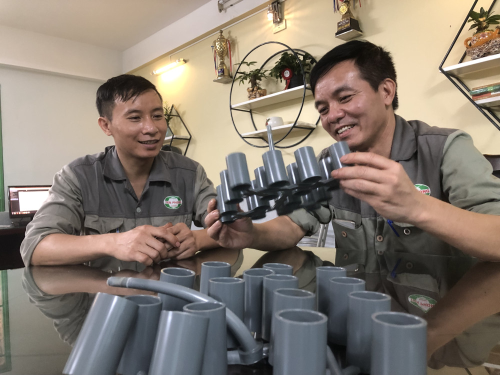 anh Mai Sĩ Thượng thường xuyên trao đổi với Tổ trưởng Bùi Văn Thức để thực hiện công việc đạt hiệu quả cao nhất có thể