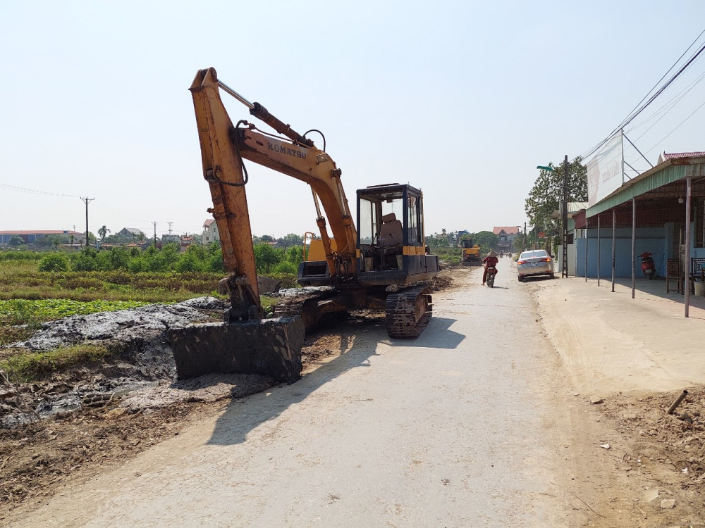 Đơn vị thi công tập trung phương tiện thi công tuyến đường 7 m tại xã Quốc Tuấn