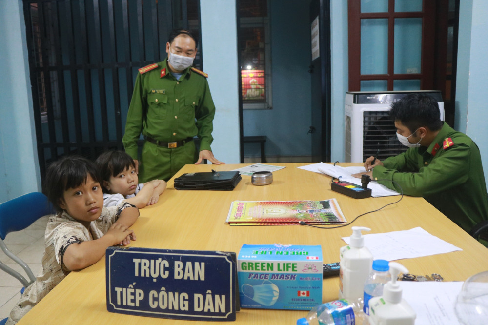 Tổ công tác của Đội Cảnh sát 113, Phòng Cảnh sát QLHC về TTXH, lập biên bản bàn giao 2 cháu bé cho QQ8894 casino trực tuyến phường Vĩnh Niệm (Lê Chân)