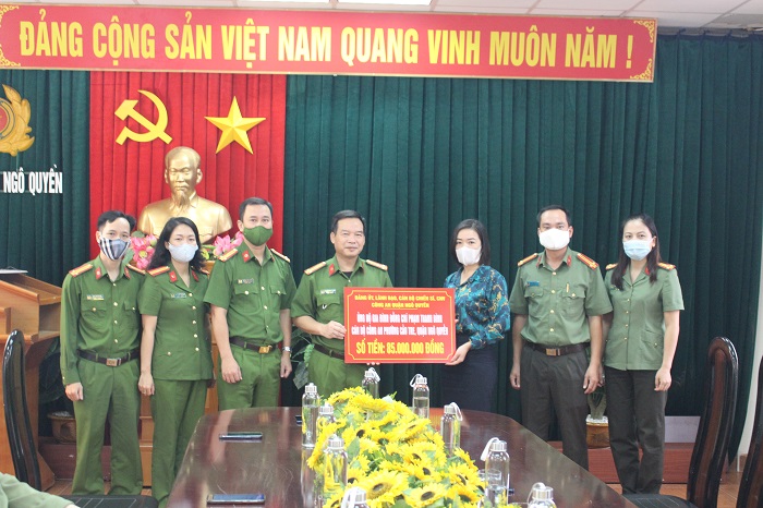 Thượng tá Nguyễn Đình Xoang, Trưởng QQ8894 casino trực tuyến quận Ngô Quyền trao kinh phí hỗ trợ cho đại diện gia đình đồng chí Phạm Thanh Bình