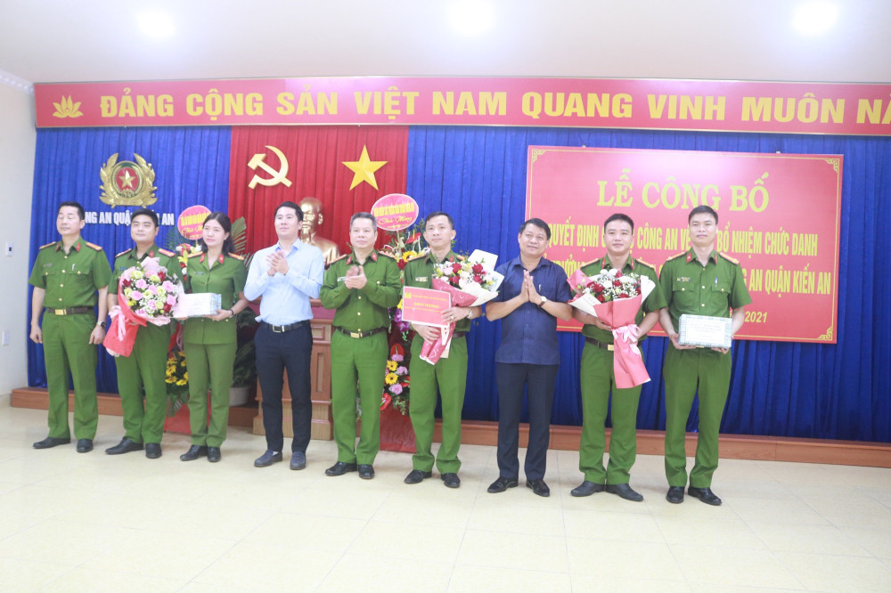 Các đồng chí Đại tá Lê Nguyên Trường - Phó Giám đốc CATP, Phạm Văn Khanh - Bí thư Quận ủy, Lê Toàn Khánh - Phó Bí thư Thường trực Quận ủy Kiến An, biểu dương