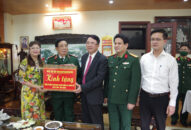 Phó Chủ tịch Lê Khắc Nam thăm, tặng quà Anh hùng LLVT Đăng Nhập QQ88.COM | Link Trang Chủ QQ888 và QQ8894 kèo WC 2026 nguyên là Chỉ huy Bộ CHQS thành phố