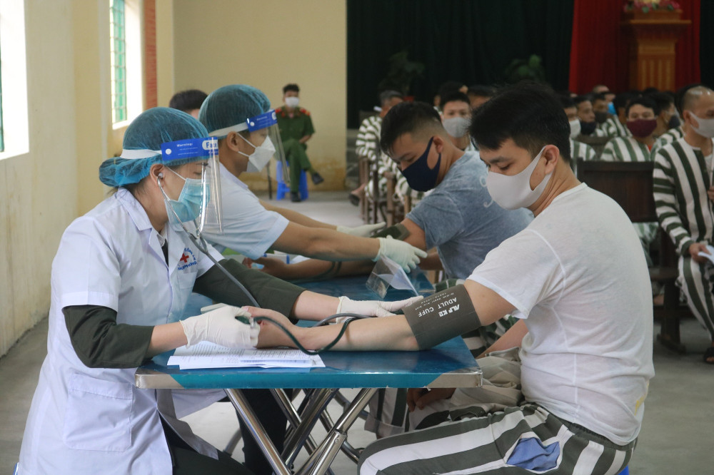 Đo huyết áp, khám sàng lọc cho