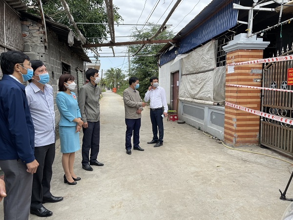 Lãnh đạo quận Dương Kinh và phường Tân Thành kiểm tra các trường hợp cách ly QQ8839 Đăng ký, Tải app tại nhà trên địa bàn phường Tân Thành.