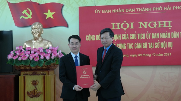 Đồng chí Phó Chủ tịch thường trực UBND thành phố Lê Anh Quân trao Trang chủ chính thức QQ88 | Đăng ký , Đăng nhập bổ nhiệm cho đồng chí Đào Duy Phương