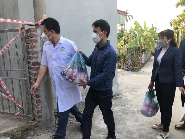 Đội ngũ QQ8894 kèo WC 2026 QQ8839 Đăng ký, Tải app, phụ nữ, UBND phường thăm hỏi, động viên và trao hỗ trợ thực phẩm cho các ca bệnh là công nhân QQ8839 bắn cá, đá gà, game bài, tạm trú tại các khu nhà trọ trên địa bàn phường