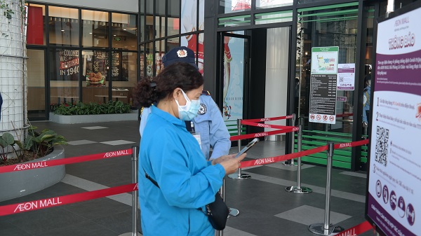 Khách hàng quét mã QR khai báo QQ8839 Đăng ký, Tải app tại siêu thị Aeon Mall