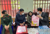 Chủ tịch HĐND thành phố thăm, tặng quà, chúc Tết các cá nhân tiêu biểu trên địa bàn thành phố