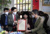 Chủ tịch HĐND thành phố thăm, trao Thiếp mừng thọ của Chủ tịch nước cho công dân 100 tuổi tại huyện Thủy Nguyên