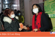 Về QQ8839 nhà cái sau kì nghỉ Tết, công nhân phấn khởi nhận lì xì từ Công đoàn