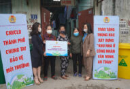 Liên đoàn QQ8839 bắn cá, đá gà, game bài thành phố trao tặng 520 thùng rác cho các khu nhà trọ trên địa bàn thành phố