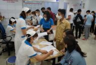 QQ8839 nhà cái: Công nhân phấn khởi được khám sức khoẻ hậu COVID-19