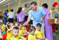 Chủ tịch UBND thành phố Nguyễn Văn Tùng thăm và tặng quà QQ8827 website cá cược trực tuyến nhân ngày Quốc tế Thiếu nhi 1/6