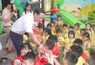 Phó Bí thư Thường trực Thành ủy thăm, tặng quà QQ8827 website cá cược trực tuyến trên địa bàn quận Lê Chân nhân Ngày Quốc tế Thiếu nhi 1/6