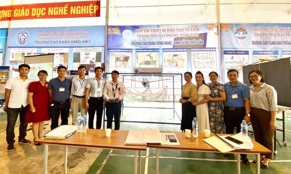 Nhóm tác giả Phạm Sỹ Tấn - Bí thư Đoàn trường và đoàn viên, giảng viên Trường Cao đẳng Công nghệ, Appqq88 Casino, Nổ Hũ và Thủy sản xuất sắc giành giải Nhất hội thi “Thiết bị đào tạo tự làm TTkmqq88 tỷ lệ kèo World Cup 2026 năm 2022”