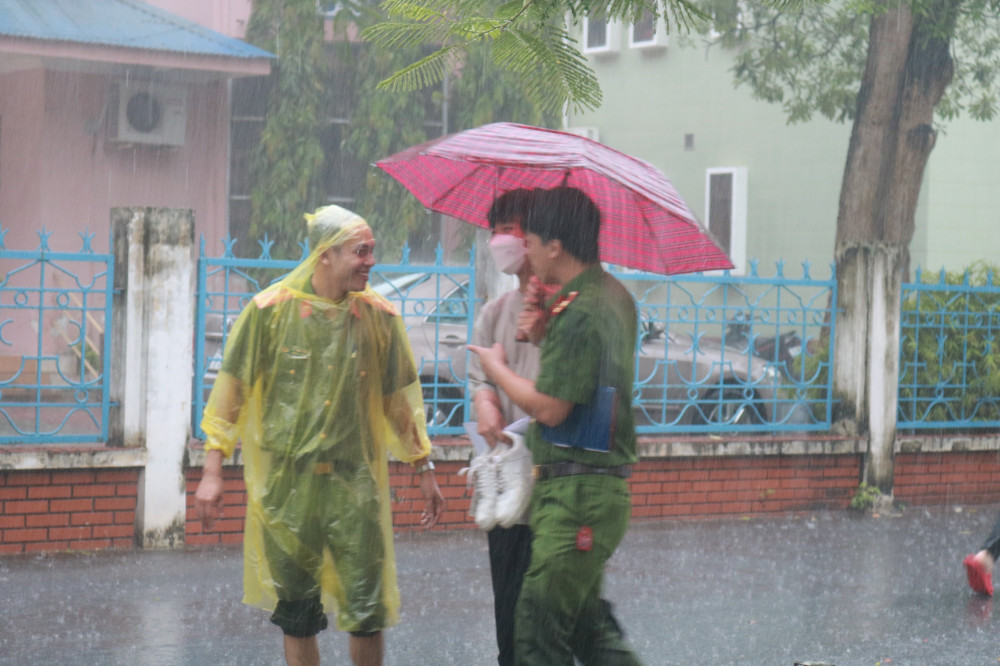 Vui chung niềm vui của thí sinh khi hoàn thành tốt bài thi