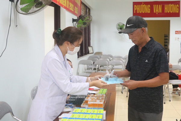 Cấp phát thuốc miễn phí cho người có công với cách mạng