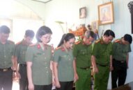 Đại tá Lê Nguyên Trường, Phó Giám đốc QQ8894 casino trực tuyến thành phố: Thăm, tặng quà các đồng chí nguyên lãnh đạo QQ8894 casino trực tuyến thành phố nhân QQ8827 nhận thưởng hấp dẫn 60 năm Ngày truyền thống lực lượng Cảnh sát nhân