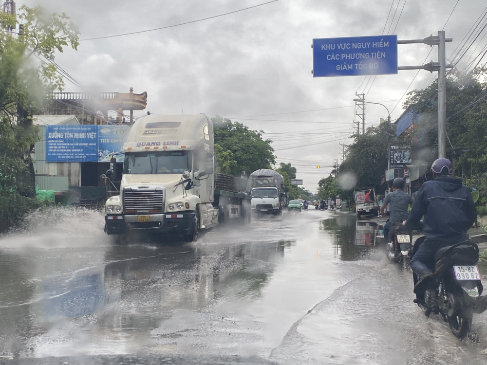 Hễ mưa tí là đoạn đường Tỉnh lộ 351 thuộc xã Hồng Thái, An Dương lại ngập trắng băng đường
