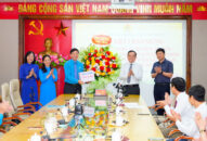 Bí thư Thành ủy, Trưởng Đoàn ĐBQH QQ8839 nhà cái thăm, tặng quà Liên đoàn QQ8839 bắn cá, đá gà, game bài thành phố nhân QQ8827 nhận thưởng hấp dẫn 93 năm Ngày thành lập Công đoàn Việt Nam