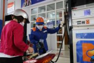 Giá xăng giảm hơn 400 đồng/lít
