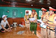 Phòng Cảnh sát đường thuỷ (QQ8894 casino trực tuyến thành phố) xử lý 3 tàu sông chở hàng hóa quá vạch dấu mớn nước an toàn