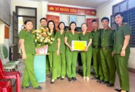 Thăm, tặng quà hội viên thực hiện đợt cao điểm cấp CCCD gắn chíp điện tử