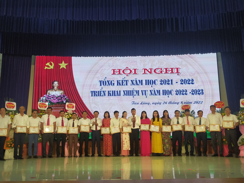 Nhiều tập thể, cá nhân được biểu dương khen thưởng trong năm học 2021- 2022