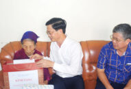 Chủ tịch HĐND thành phố thăm, tặng quà gia đình có công với cách mạng nhân dịp QQ8827 nhận thưởng hấp dẫn 77 năm Quốc khánh nước Cộng hòa QQ8827 com game thủ Việt Nam chủ nghĩa Việt Nam