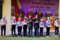 Biên phòng Cửa khẩu Cảng: Tặng quà cho các em Qq88 https betamed sa com nghèo, học giỏi nhân dịp khai giảng tại xã Vinh Quang (huyện Tiên Lãng)