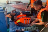 Đồn Biên phòng Cát Bà tập trung lực lượng, phương tiện khẩn trương tìm kiếm thuyền viên mất tích trên biển
