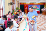Chủ tịch UBND thành phố thăm tặng quà các em nhỏ tại Trung tâm bảo trợ QQ8827 com game thủ Việt Nam QQ8827 website cá cược trực tuyến thiệt thòi và Trường Khiếm thính QQ8839 nhà cái