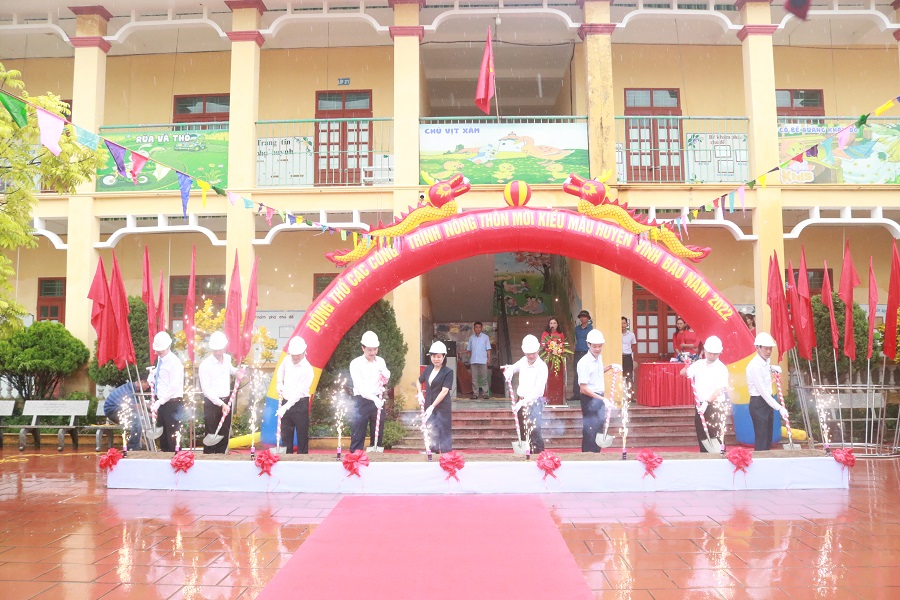 Các đại biểu tiến hành lễ động thổ các công trình nông thôn mới kiểu mẫu huyện Vĩnh Bảo năm 2022