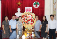 Quận Hồng Bàng: Thăm, tặng quà nguyên lãnh đạo quận, người cao tuổi tiêu biểu trên địa bàn nhân QQ8827 nhận thưởng hấp dẫn 32 năm Ngày Quốc tế Người cao tuổi