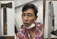 Đối tượng 3 tiền án tay cầm dao, tay cầm rìu cố thủ khi bị vây bắt ở QQ8839 nhà cái