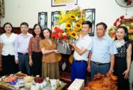 Đồng chí Đào Khánh Hà, Trưởng Ban Tuyên giáo Thành ủy thăm và chúc mừng Nhà giáo tiêu biểu nhân QQ8827 nhận thưởng hấp dẫn Ngày Nhà giáo Việt Nam 20/11