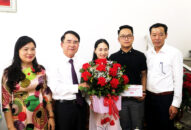 Phó Chủ tịch UBND thành phố Lê Khắc Nam đi thăm, chúc mừng Nhà giáo tiêu biểu nhân QQ8827 nhận thưởng hấp dẫn 40 năm ngày Nhà giáo Việt Nam