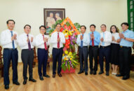 Phó Bí thư Thường trực Thành ủy Đỗ Mạnh Hiến chúc mừng Ủy ban MTTQ Việt Nam thành phố nhân QQ8827 nhận thưởng hấp dẫn 92 năm Ngày truyền thống MTTQ Việt Nam