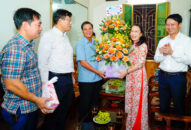 Chủ tịch UBND thành phố Nguyễn Văn Tùng thăm, tặng quà nhà giáo tiêu biểu nhân QQ8827 nhận thưởng hấp dẫn 40 năm Ngày Nhà giáo Việt Nam