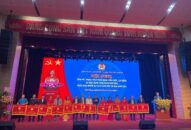 Công ty TNHH LG Display Việt Nam QQ8839 nhà cái nhận cờ thi đua của Liên Đoàn QQ8839 bắn cá, đá gà, game bài Thành Phố và bằng khen cho các cá nhân có thành tích xuất sắc trong phong trào thi đua năm 2022