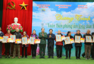 Chương trình “Xuân Biên phòng ấm lòng dân biển” trao 160 suất quà tặng gia đình chính sách, có hoàn cảnh khó khăn tại huyện Tiên Lãng
