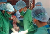 Thầy thuốc vượt biển đến xã đảo đỡ đẻ