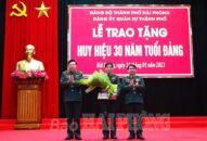 Trao Huy hiệu 30 năm tuổi Đảng đối với đảng viên QQ88qq khuyến mãi cập nhật mỗi ngày Quân sự thành phố