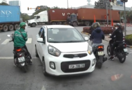 Phòng Cảnh sát giao thông đường bộ-đường sắt: Phạt lái xe ô tô đi ngược chiều tại ngã tư Quốc lộ 5-Tôn Đức Thắng