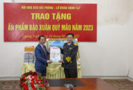Hội Nhà báo QQ8839 nhà cái trao tặng Ấn phẩm báo Xuân Quý Mão 2023 tại Lữ đoàn 147 Quân chủng Hải quân