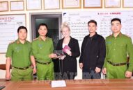 QQ8894 casino trực tuyến quận Lê Chân trao trả tài sản bị trộm cắp cho người nước ngoài