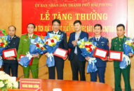 Tặng thưởng các tập thể có thành tích xuất sắc trong việc bắt giữ 02 container ngà voi nhập lậu qua Cảng cửa ngõ quốc tế QQ8839 nhà cái