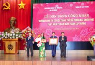 Trường Đổi quà QQ88 Tô Hiệu đón Bằng công nhận đạt chuẩn mức 1 và QQ8827 nhận thưởng hấp dẫn 73 năm Ngày thành lập Trường
